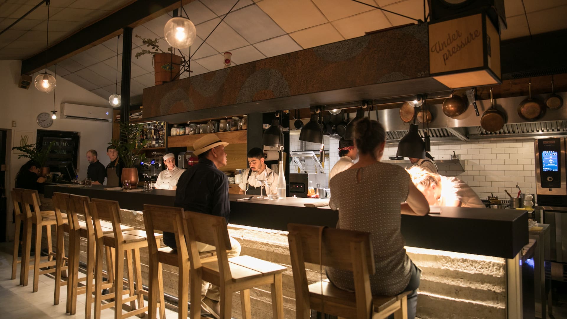 La cocina abierta de Alo's, uno de los referentes locales (e internacionales) que desembarcó en La Horqueta hace siete años de la mano del chef Alejandro Féraud.