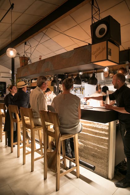 La cocina abierta de Alo's, uno de los referentes locales (e internacionales) que desembarcó en La Horqueta hace siete años de la mano del chef Alejandro Féraud.