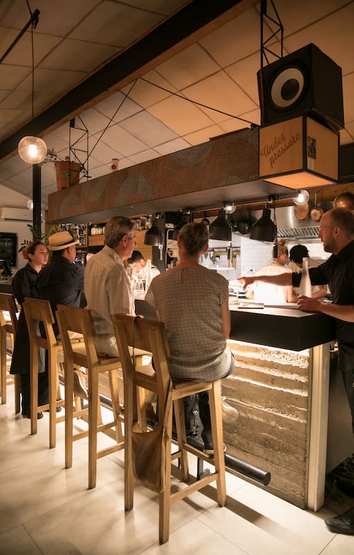 La cocina abierta de Alo's, uno de los referentes locales (e internacionales) que desembarcó en La Horqueta hace siete años de la mano del chef Alejandro Féraud.