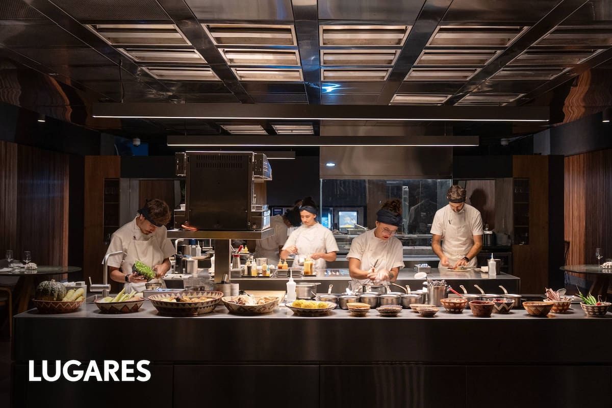 La cocina abierta en medio del salón es el corazón del premiado restaurante