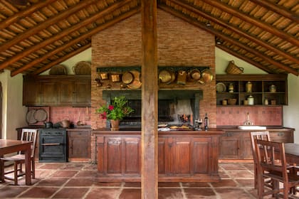 La cocina antigua y las ollas de cobre suman encanto en el ambiente.