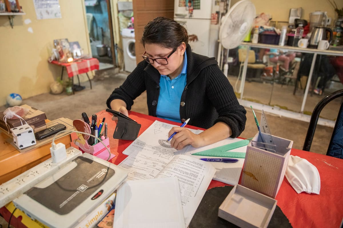 La cocina-comedor de la casa de Ángeles, ahora también es aula; da clases de Matemáticas y tiene 30 alumnos por curso y más de cinco grados.