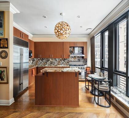 La cocina con amplias comodidades y vista al exterior