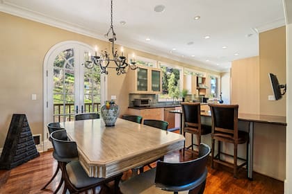 La cocina con barra y espacio para comedor de la casa.