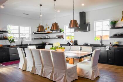 La cocina con una mesa principal especial para recibir a la familia y amistades. Imagen: HGTV