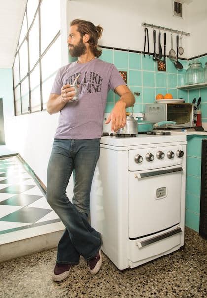 La cocina, cuenta, la agrandó trabajando en equipo con un techista: extendieron el techo sobre un patio interno