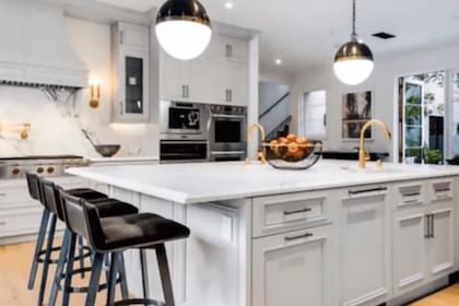 La cocina de la casa con un desayunador