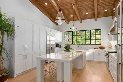 La cocina de la casa de Charlize Theron en Los Ángeles cuenta con una amplia isla en el medio