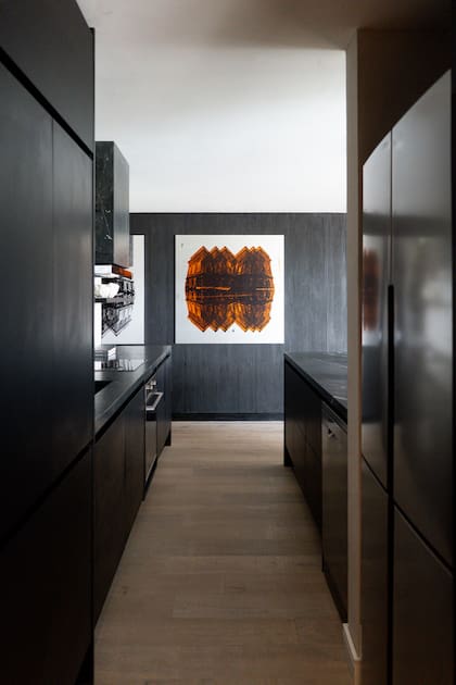 La cocina de la casa de "un coleccionista y su novia artista", decorada por Abstracto con obras de Fernando Poggio