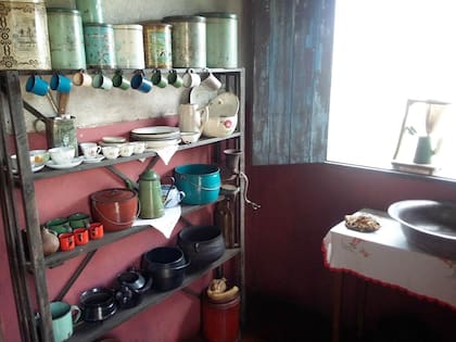 La cocina de la casa está equipada con utensilios de la época
