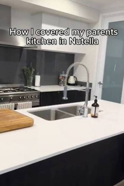 La cocina de los papás del tiktoker kaihspeakup, antes de ser embadurnada con Nutella