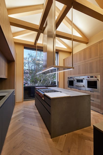 La cocina de vanguardia también comparte los pisos de madera de Listone Giordano del resto de la casa.