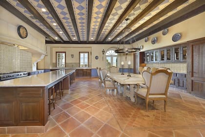 La cocina de Zorro Ranch y el comedor "diario"(foto: realtor.com). El deshonrado financista compró el rancho en 1993.