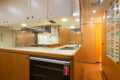 La cocina del ARISTARCHOS, el barco que capitanea José Luis Manzano en el mar Tirreno