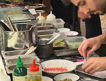 La cocina del Bar Mercedes en acción
