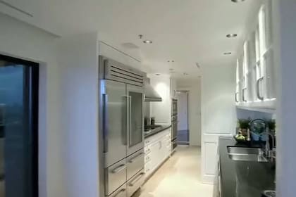 La cocina del departamento de Elton John en Atlanta, que el músico vende por una suma de casi un millón de dólares