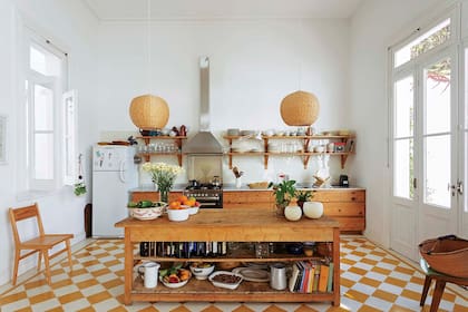 La cocina era chica, con techo bajo y habitaciones de servicio arriba.