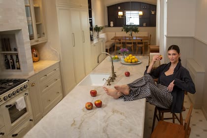 La cocina es el alma de la casa de Shiva y Niels, un hogar que siempre tiene las puertas abiertas para los amigos. “Me encanta recibir gente, cocinar y generar momentos alrededor de la comida, la sobremesa y la conversación”