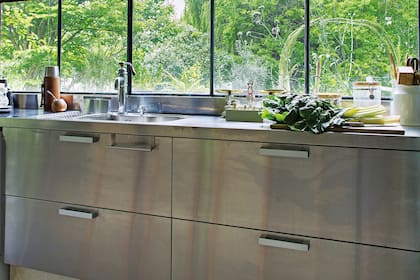 La cocina es un diseño de la dueña de casa realizado junto a Johnson Acero, que ofrece variantes modulares para adaptarse a cada espacio.