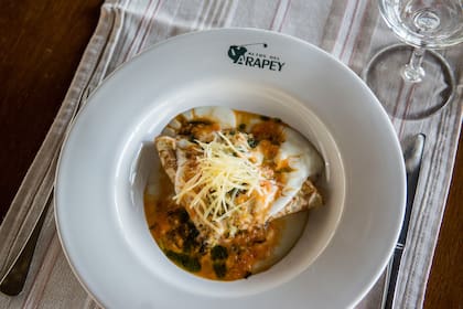 La cocina es un punto alto de la propuesta. Contempla pastas, especialidades a la plancha, parrilla y horno de pizza.