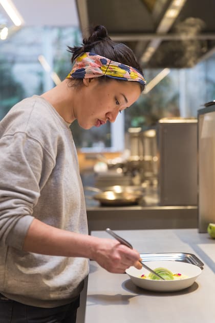 La cocina está en el centro y es donde sucede la acción: desde todas partes se puede observar cómo arman los platos llenos de color y texturas.