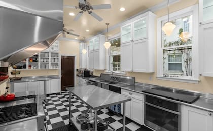 La cocina está equipada con electrodomésticos profesionales