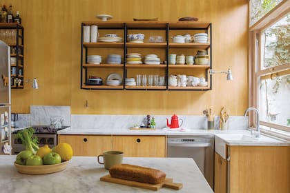 La cocina está equipada con muebles colgantes de hierro y bajomesada multilaminado (todo de Broca). Mesadas y alzadas en mármol.