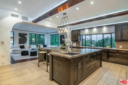La cocina está integrada con la sala de estar.