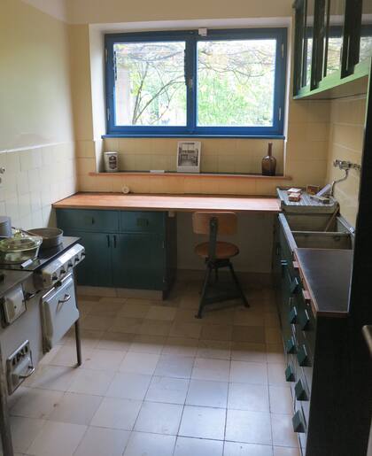 La "Cocina Frankfurt", un hito del diseño: compacta, funcional y moderna, en la década de 1920