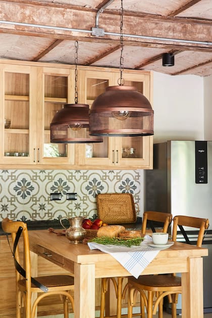 La cocina fue diseñada de cero, el cielorraso se desvistió y para dejar a la vista la bovedilla. La mesada es de granito con terminación leather y la alzada de mosaicos calcáreos.