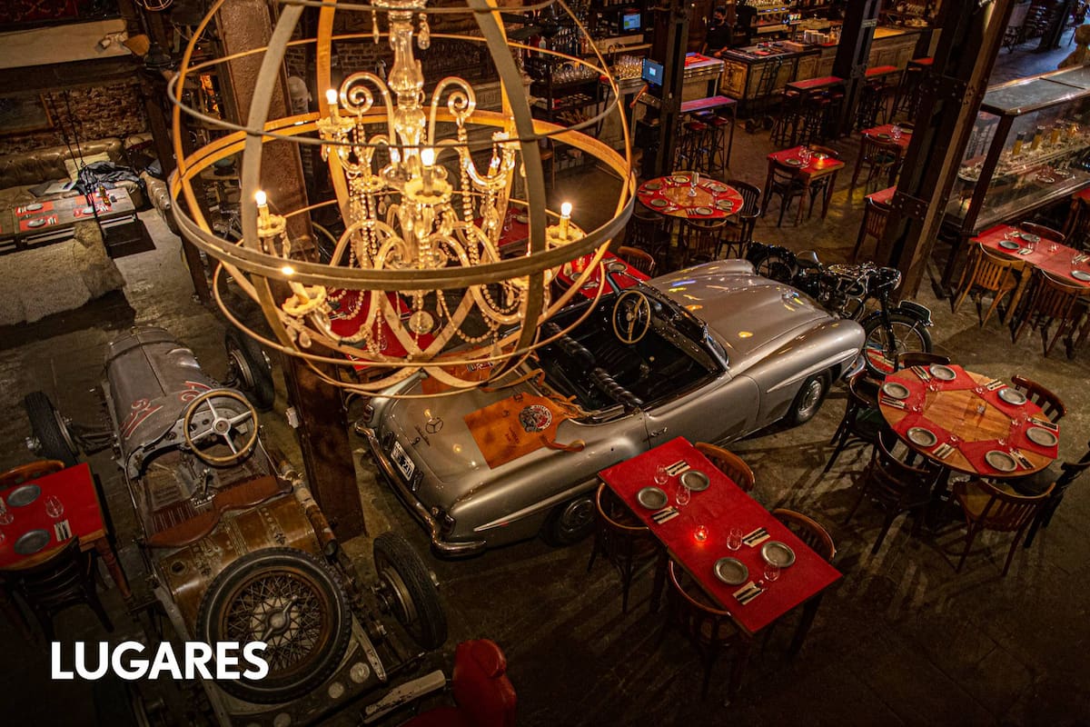 La cocina italiana convive con una sorprendente colección de autos antiguos, motos, mobiliario y objetos de época