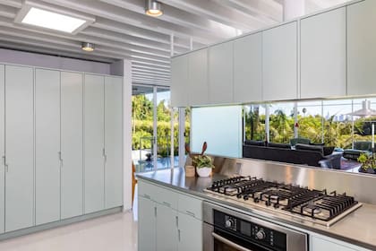 La cocina mantiene el estilo minimalista y se caracteriza por un amplio espacio de guardado