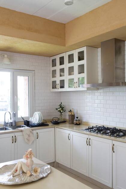 La cocina mantiene su aspecto original con azulejos esmaltados y mesada en Silestone.