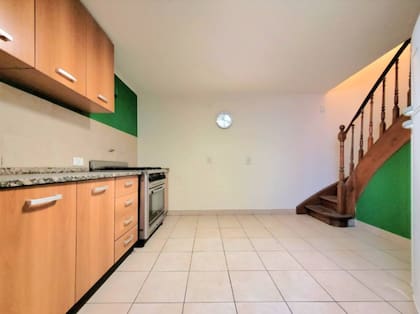 La cocina moderna, independiente, tiene espacio para añadir comedor.