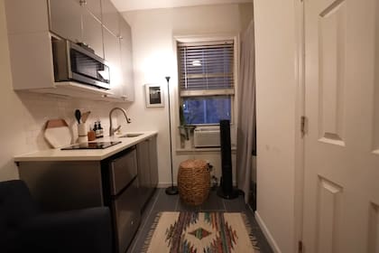 La cocina ocupa casi la mitad de la pequeña propiedad en Nueva York