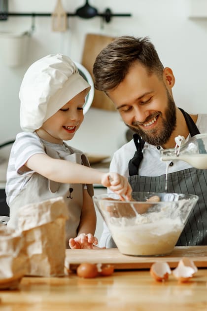 Como padres, nuestra tarea también cosiste en darles herramientas a nuestros hijos para que aprendan a cocinar