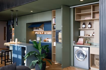 La cocina que Sara diseño no pasó inadverdida: tenía color, personalidad, y un lavadero absolutamente funcional, pero que se podía disimular