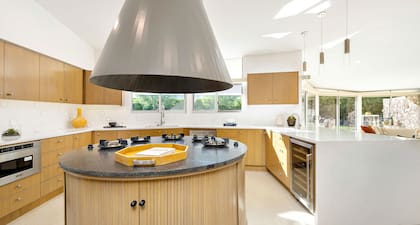 La cocina remodelada de la mansión en Palm Springs