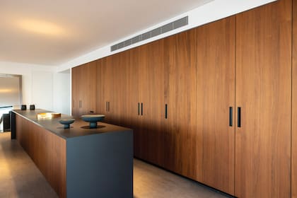 La cocina se destaca por estar “escondida” tras puertas de madera. “Las podés abrir y en dos minutos tenés una cocina funcional”, explica la socialité.