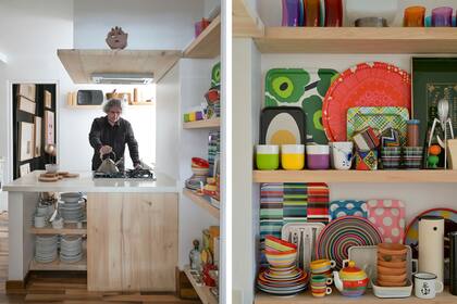 La cocina se hizo a nuevo con muebles bajomesada y detalles en la campana en madera de álamo. En vez de alacenas cerradas colocaron estantes, que suman aire y exhiben la colección de vajilla y coloridos objetos de diseño.