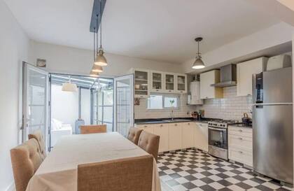 La cocina tiene salida y conexión directa con el patio y la galería vidriada