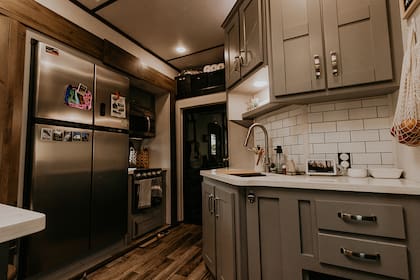La cocina tiene toda la funcionalidad necesaria en reducidos metros