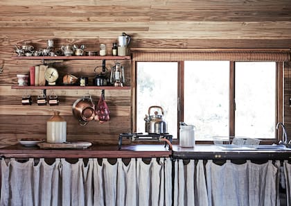 La cocina tiene un cálido aspecto de granja donde se destacan vajilla y utensilios de cobre (parte de la colección de la dueña de casa). “Los invitados suelen prestar atención a los detalles”.