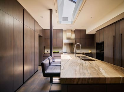 La cocina tiene una fuerte presencia de madera en sus materiales