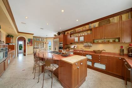 La cocina tiene una fuerte presencia de madera y está decorada en tonos tierra