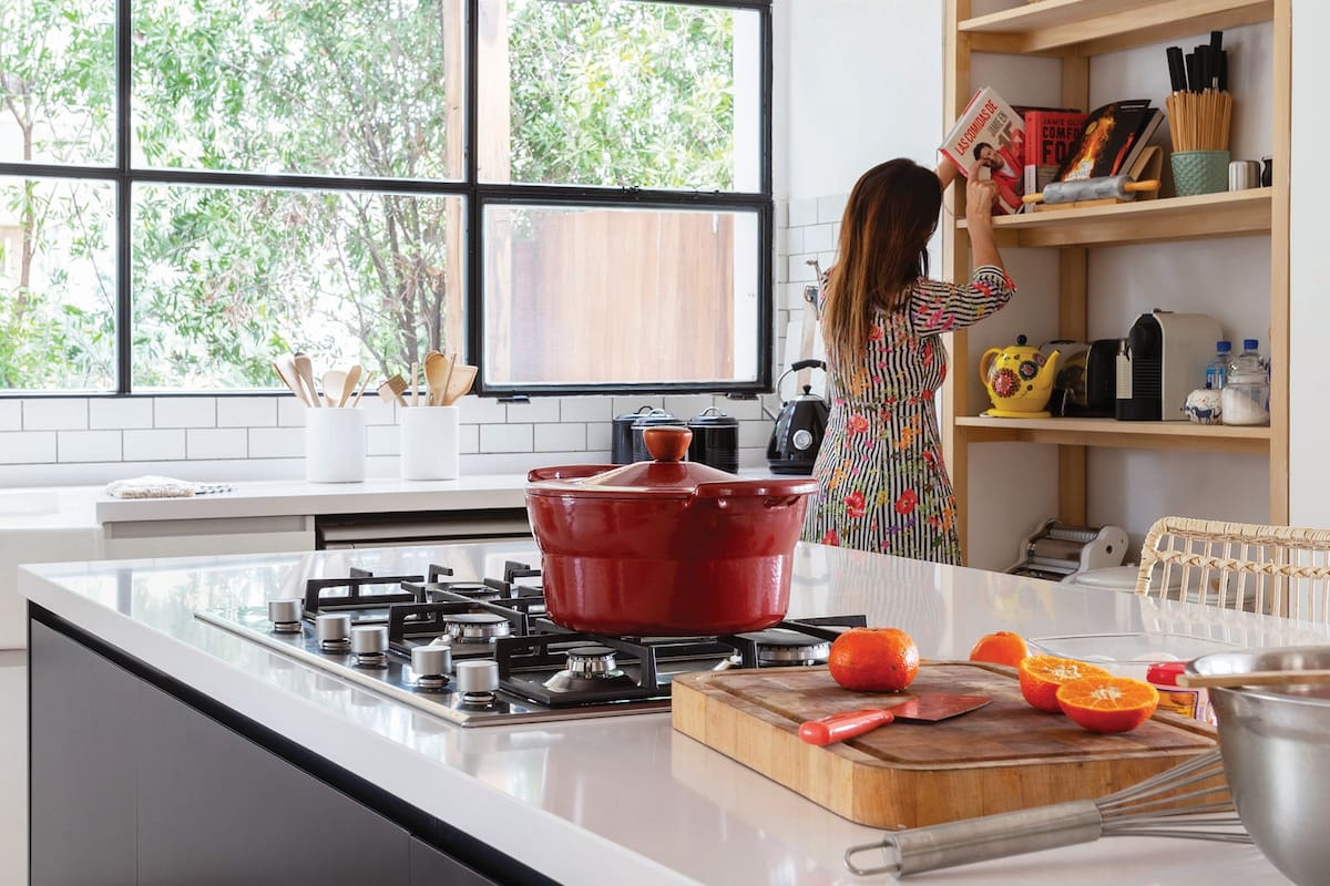 La cocina tiene una isla central laqueada (HPS Design, Fabián Portal) con anafe y mesada de Silestone en ‘White Storm’.