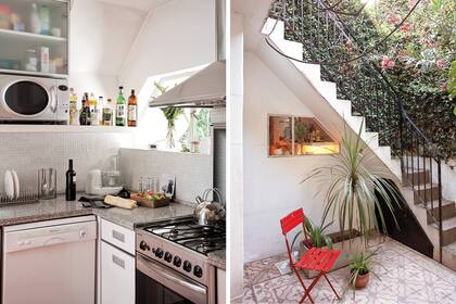 La cocina tiene una ventanita rectangular que comunica con el exterior y resulta práctica para llevar y traer platos cuando se hace una comida afuera.