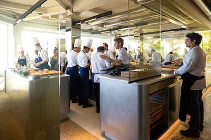 La cocina y el equipo que dirige Colagreco con rigor y generosidad