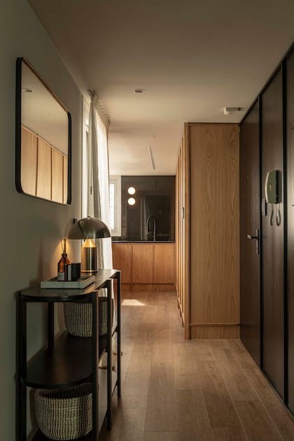 “La cocina ya estaba abierta al hall de entrada; entonces, fue importante pensarla como parte de la imagen general del departamento”. Piso vinílico símil madera (Patagonia Flooring)