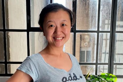 La cocinera Karina Gao compartió un video en el que se la ve dando sus primeros pasos tras el coma inducido por el coronavirus que contrajo